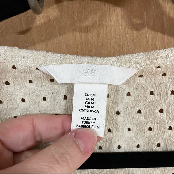 H&M -Eyelet Crop, Short Sleeve Button Down Top - Picture 4 of 4